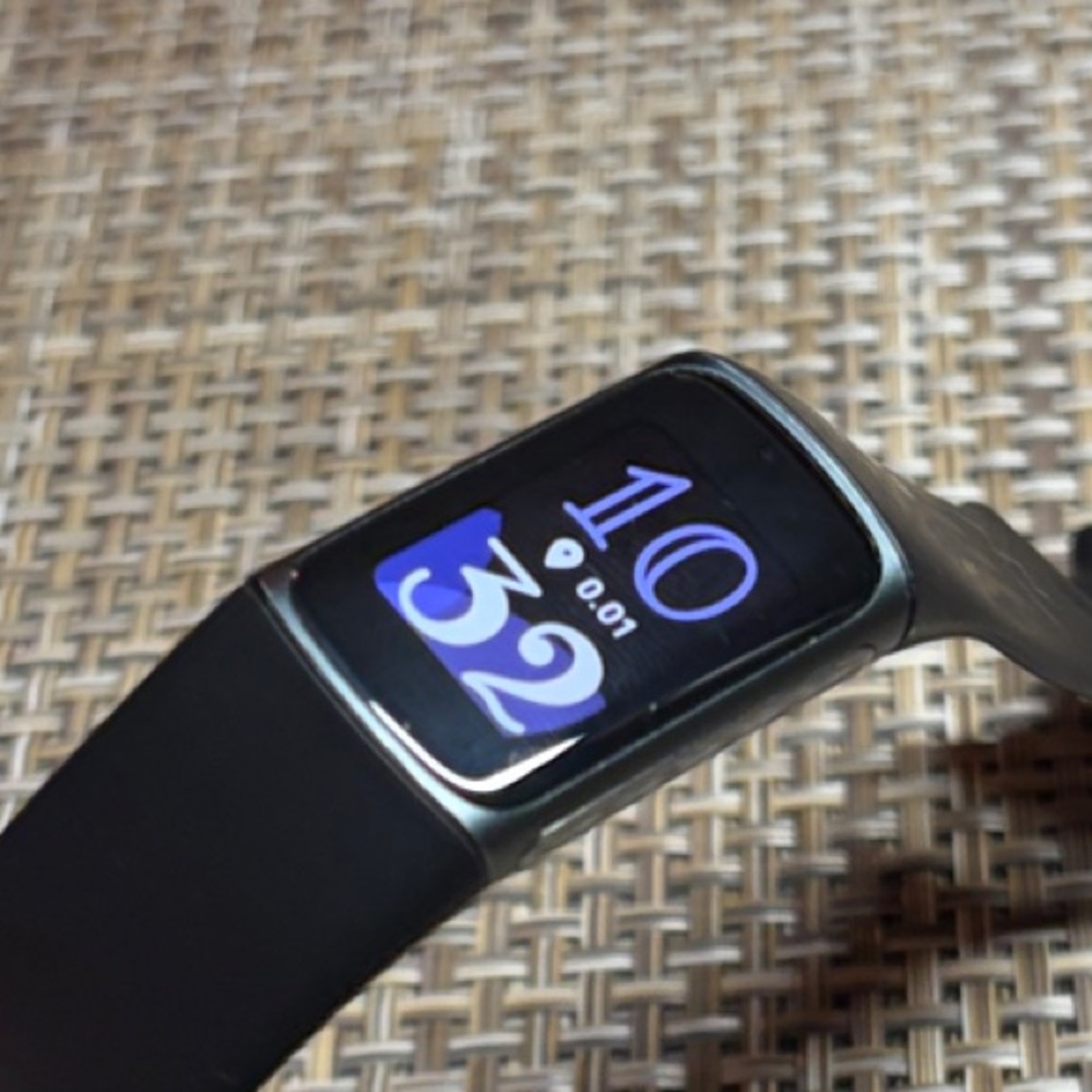 Fitbit Charge 5 - Black Smartwatch w/ charger & extra bands - Picture 5 of 5